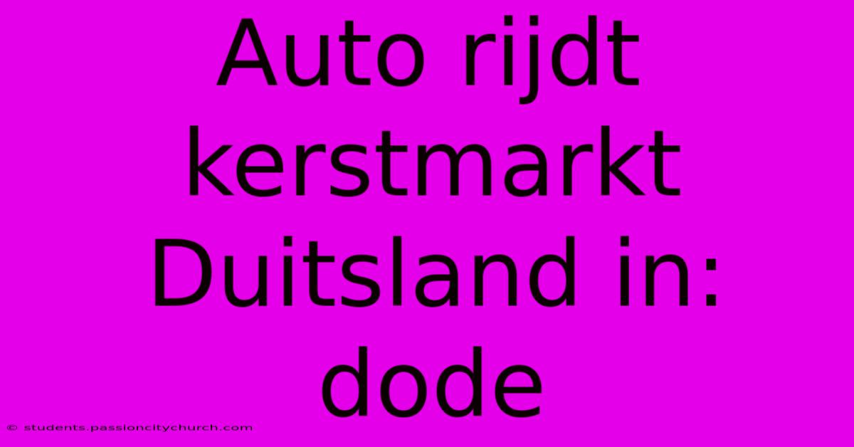 Auto Rijdt Kerstmarkt Duitsland In: Dode